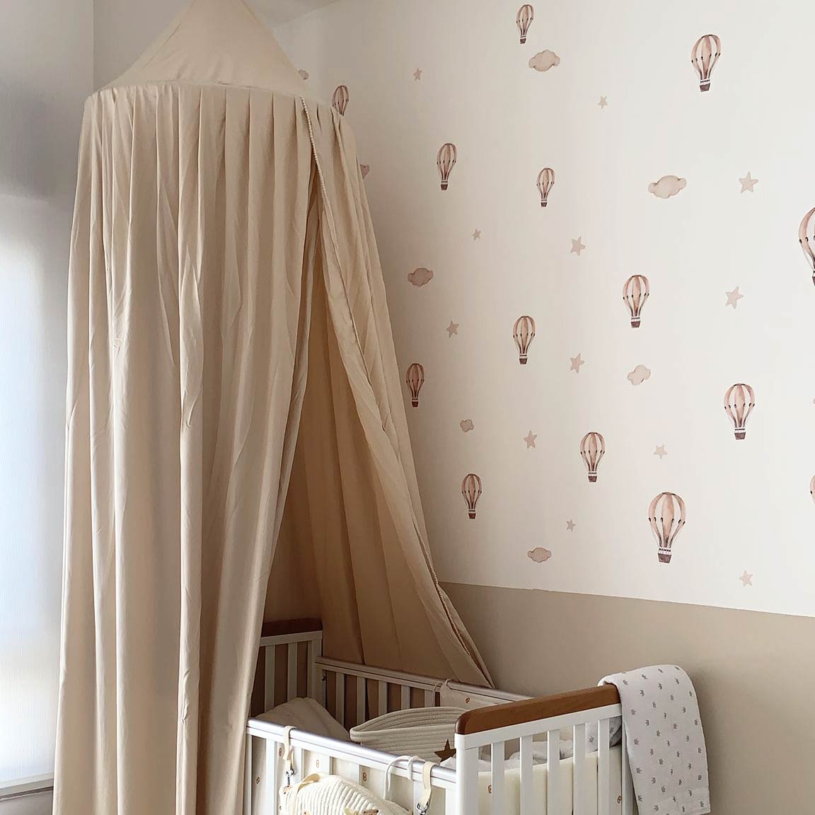 Small balloon wall stickers in cream and brown – reusable kids room decals by Ponponi