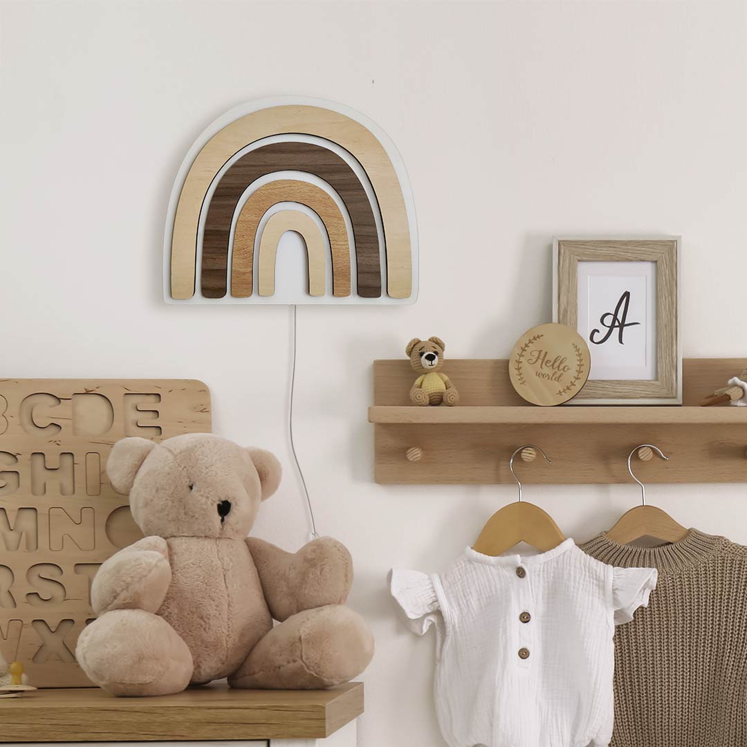 Luz de noche infantil, arcoíris boho chic, hecha de madera.