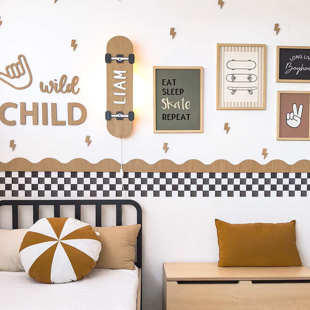 Lámpara de noche de madera para niños Monopatín – con nombre del niño