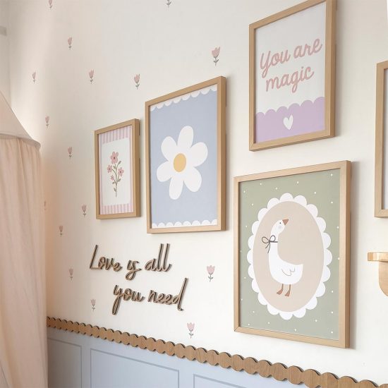 Collage de fotos para la habitación de un niño: gansos, flores y texto