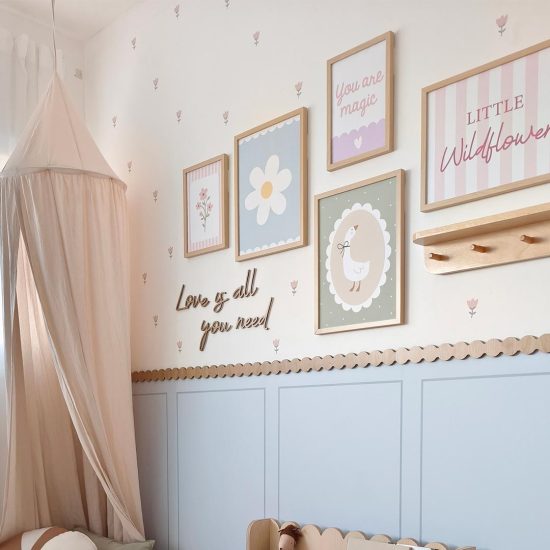 Collage de fotos para la habitación de un niño: gansos, flores y texto
