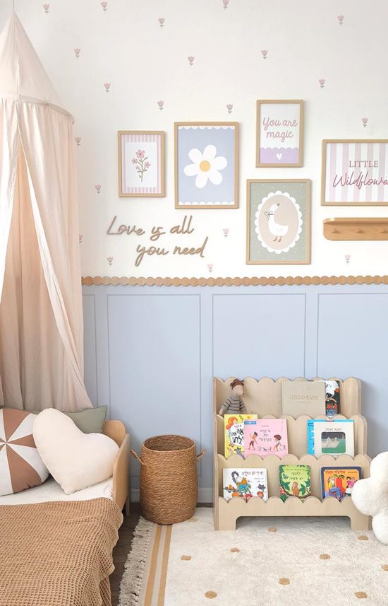 Collage de fotos para la habitación de un niño: gansos, flores y texto