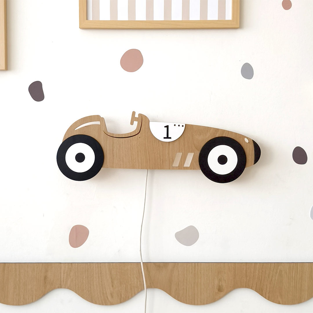 Luz nocturna infantil, coche de carreras.
