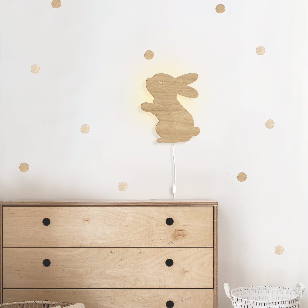 Luz de noche de conejo de madera para habitación infantil.