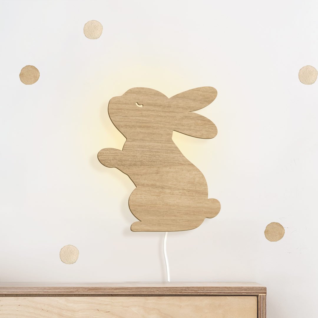Luz de noche de conejo de madera para habitación infantil.
