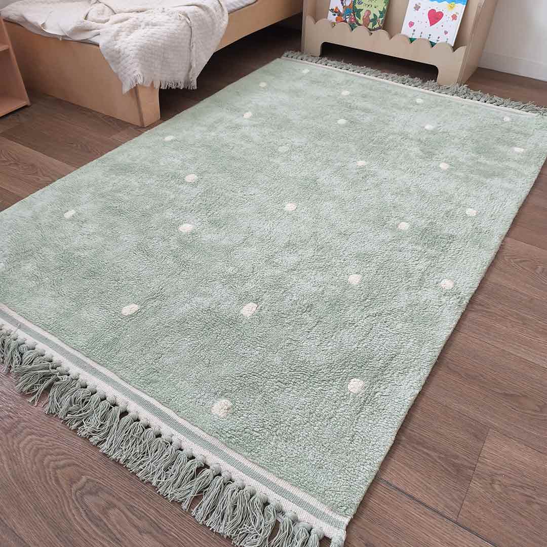 Light green kids room rug NINA with cream dots – 100% cotton machine washable by Ponponi