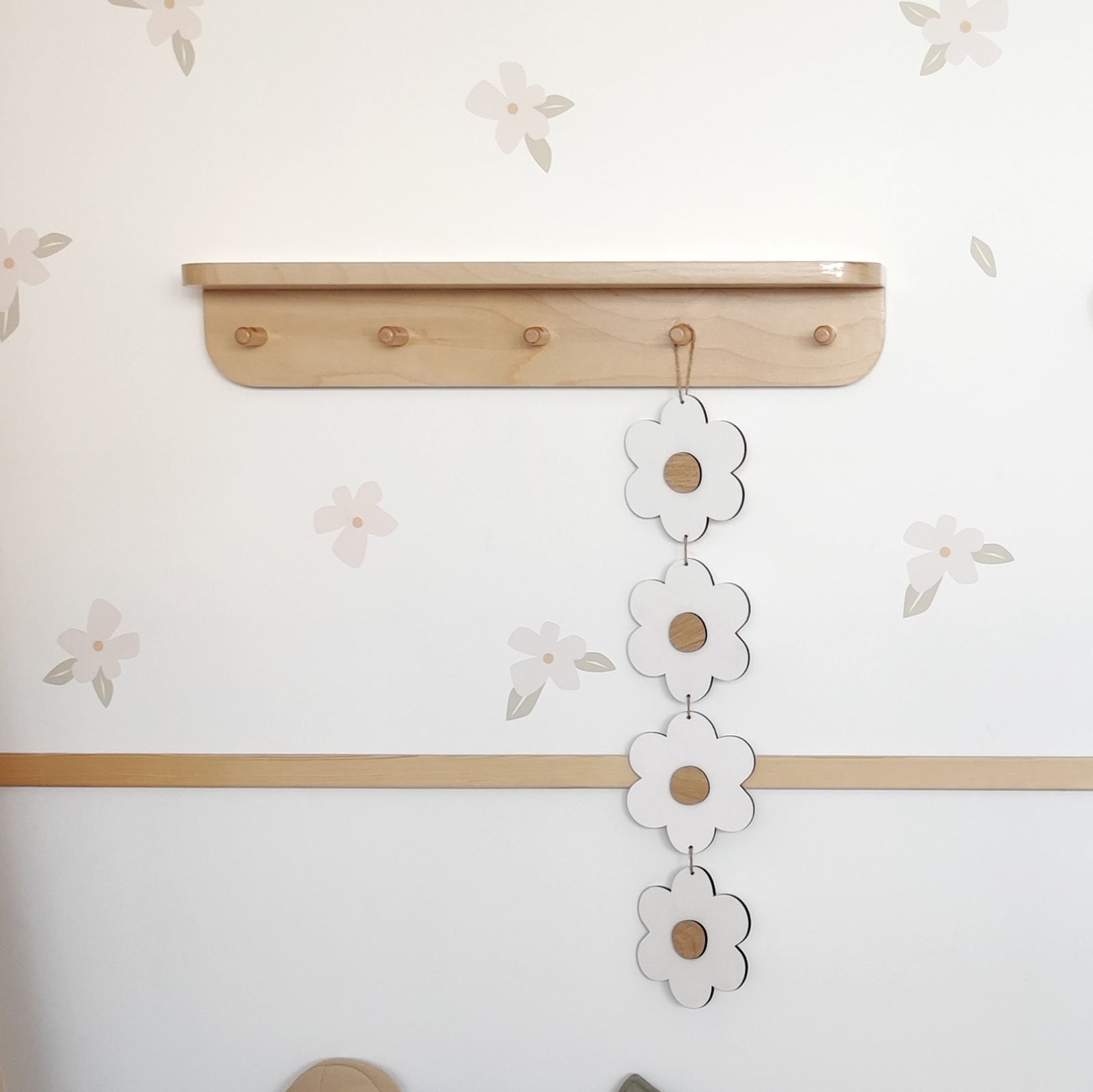 Wooden daisy flower necklace for hanging